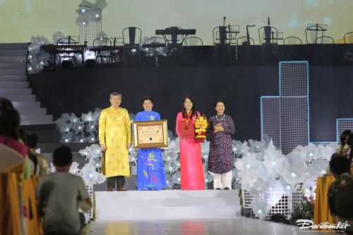 Dịp này, Tổ chức Kỷ lục Việt Nam xác lập kỷ lục "Lễ hội Áo dài được tổ chức thường niên liên tục nhất Việt Nam", đánh dấu chặng 10 năm tổ chức Lễ hội Áo dài TP HCM.