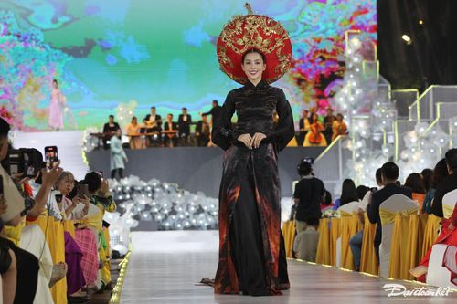 Vẻ đẹp dịu dàng của người phụ nữ được chiếc áo dài tôn lên.