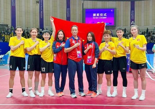 Trần Thị Ngọc Yến (ngoài cùng bên trái) và đội tuyển cầu mây Việt Nam giành Huy chương vàng ASIAD 19. Ảnh: Thanh Hà