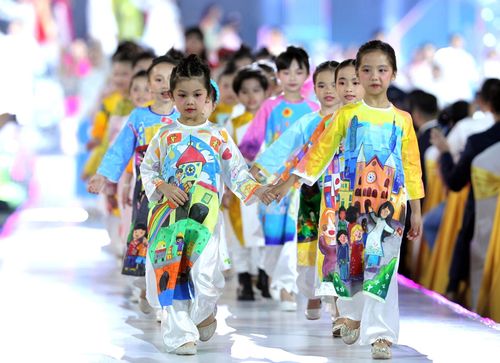  Các em thiếu nhi tự tin trình diễn áo dài tại phố đi bộ Nguyễn Huệ trong khuôn khổ lễ hội năm nay 