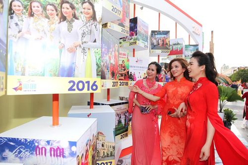  Trong khuôn khổ Lễ hội Áo dài TPHCM năm 2024, Không gian “Thành phố Áo dài” có các cụm trưng bày, triển lãm thông tin về lịch sử phát triển của chiếc áo dài qua các thời kỳ, giới thiệu các sản phẩm gắn với áo dài như vải vóc, tơ lụa, phụ kiện 