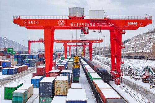 Xuất khẩu hàng hóa lưỡng dụng của Trung Quốc sang Kazakhstan đã tăng mạnh kể từ khi xung đột ở Ukraine. Ảnh: WSJ