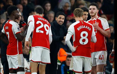Arsenal tạm vươn lên dân đầu bảng xếp hạng. Ảnh: DM
