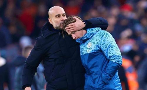 Guardiola ôm chầm lấy De Bruyne sau trận.