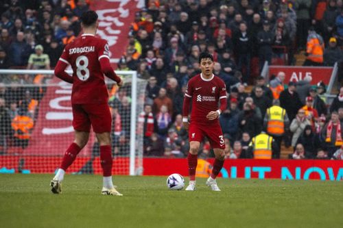  Tiền vệ người Nhật Bản giúp Liverpool làm chủ khung trung tuyến trước Man City. 