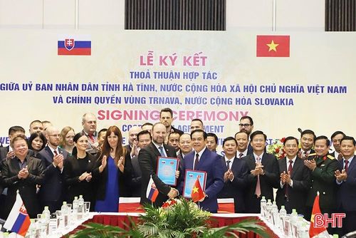 Lãnh đạo tỉnh Hà Tĩnh và Trnava (Slovakia) thực hiện lễ ký kết thỏa thuận hợp tác giữa 2 địa phương dịp tháng 11/2023.