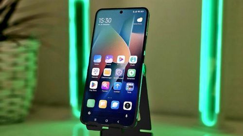Sử dụng con chip Snapdragon 8 Gen 3 mạnh mẽ và dung lượng pin 5000mAH