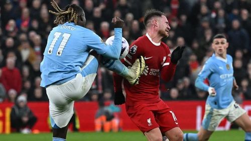  Pha bóng gây tranh cãi ở trận đấu giữa Man City và Liverpool. 