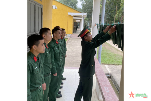 Cán bộ Tiểu đoàn 2, Lữ đoàn Pháo binh 368, Quân đoàn 12 hướng dẫn chiến sĩ mới treo, móc quần áo theo quy định.
