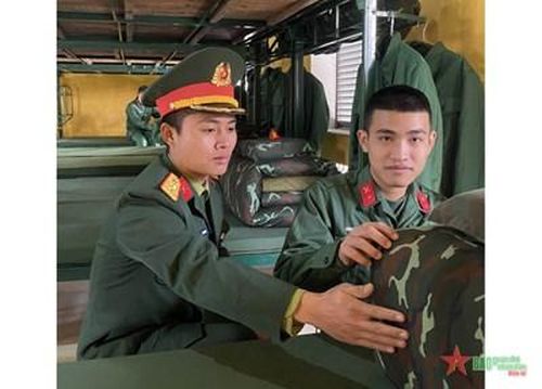 Cán bộ Tiểu đoàn 2, Lữ đoàn Pháo binh 368, Quân đoàn 12 hướng dẫn chiến sĩ mới gấp chăn, màn.
