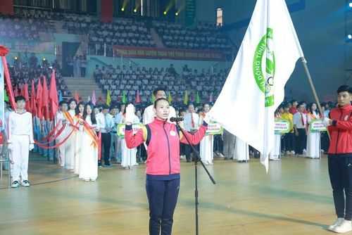 Phù Thị Lan Anh, vận động viên môn Karate đơn vị TP Biên Hòa thay mặt các vận động viên đọc tuyên thệ. Ảnh: Phúc Minh. 