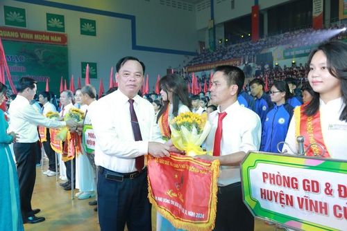 Quyền Chủ tịch UBND tỉnh Võ Tấn Đức trao cờ lưu niệm cho các đơn vị tham dự Hội khỏe Phù Đổng tỉnh Đồng Nai lần thứ 11. Ảnh: Phúc Minh. hi