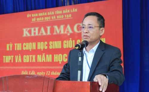 Phó Giám đốc Sở GD&ĐT Đỗ Tường Hiệp phát biểu khai mạc Kỳ thi. (Ảnh: TT)