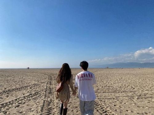Hyuna và Jung Joon Young trên bãi biển ở Thái Lam