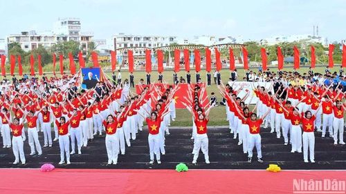 Biểu diễn dân vũ chào mừng Hội khỏe Phù Đổng tỉnh Cà Mau lần thứ 13 năm 2024.