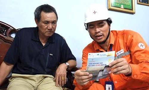 Công nhân Tổng công ty Điện lực Hà Nội tuyên truyền tiết kiệm điện tới khách hàng.