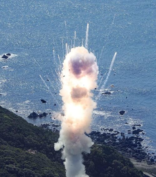 Space One cho biết việc phóng tên lửa được tự động hóa cao, và cần hơn 10 nhân viên tại trung tâm điều khiển mặt đất. Nguyên nhân vụ nổ đang được điều tra. Ảnh: Kyodo.