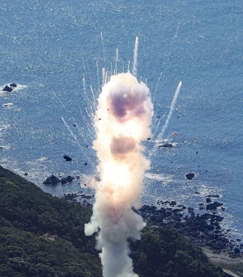 Tên lửa Kairos phát nổ. Ảnh: Kyodo News