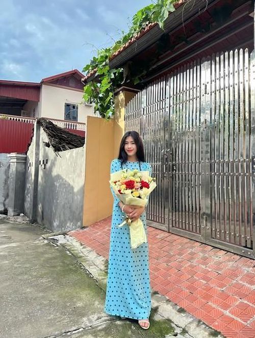 Cô nàng có lúc dịu dàng đầy nữ tính.