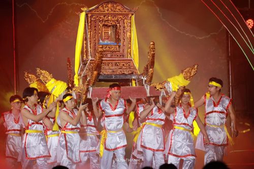Phan văn Thành (giữa) cùng đoàn thanh niên khối tham gia rước kiệu tại lễ hội Đền Cờn.
