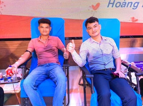 Phan Văn Thành (trái) đã 10 lần tham gia hiến máu tình nguyện.