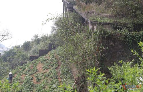 Chỉ có duy nhất một lối đi vào căn phòng ở tầng 1, tuy nhiên phòng này không nối với những phòng khác của căn biệt thự. Ảnh: Nhị Tiến