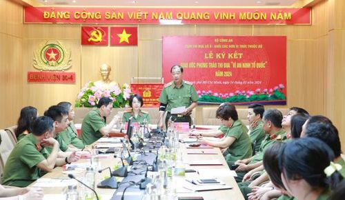 Thiếu tướng Lê Hồng Hiệp, Phó Cục trưởng Cục Công tác Đảng và Công tác chính trị, đại diện Cơ quan thường trực Hội đồng thi đua, khen thưởng Bộ Công an, phát biểu tại buổi lễ.