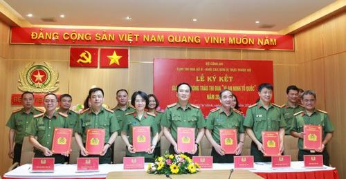 Đại diện lãnh đạo các đơn vị trong Cụm thi đua số 9 ký kết giao ước thi đua năm 2024.