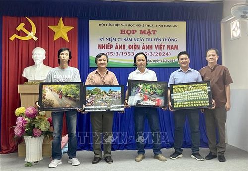 Trao quà cho các tác giả đạt giải nhất, nhì, ba Cuộc thi ảnh nghệ thuật "Xuân về trên quê hương".