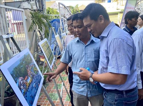 Các đại biểu tham quan triển lãm tại buổi họp mặt.