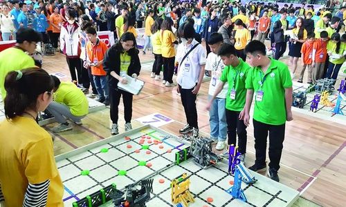 Thi đấu tại giải vô địch VEX IQ Robotics toàn quốc.