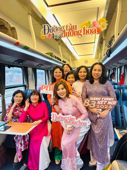 Phụ nữ HARACO quảng bá, tiếp thị mô hình sản phẩm “hành trình kết nối”. Ảnh AT