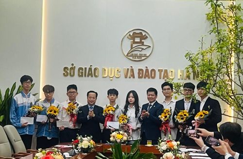 Giám đốc Sở GD&ĐT Hà Nội Trần Thế Cương chúc mừng các thí sinh có đề tài tham dự cuộc thi Khoa học kỹ thuật cấp quốc gia năm học 2023 - 2024