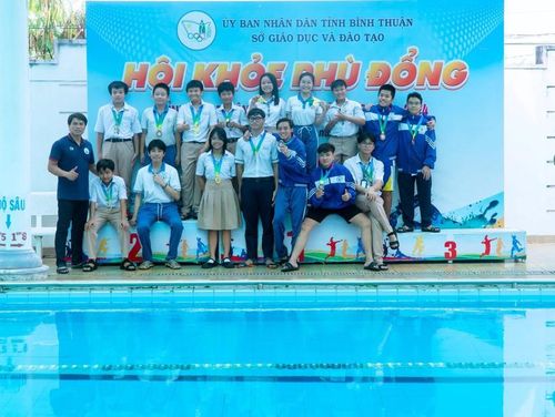 Đội tuyển bơi lội Trường THPT&THCS Lê Lợi. Ảnh: Lê Quang Phúc