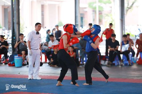 Các vận động viên thi đấu nội dung đối kháng môn võ cổ truyền. Ảnh: Huy Anh