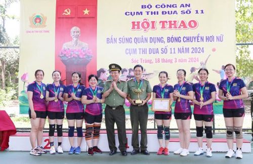 Ban Tổ chức trao giải cho các đội đoạt giải. 