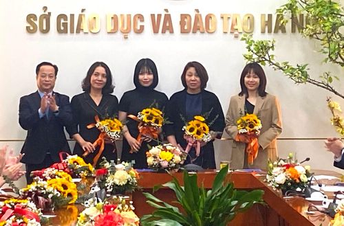 Giám đốc Sở Giáo dục và Đào tạo Hà Nội Trần Thế Cương tặng hoa chúc mừng giáo viên hướng dẫn các học sinh có dự án dự thi cấp quốc gia.