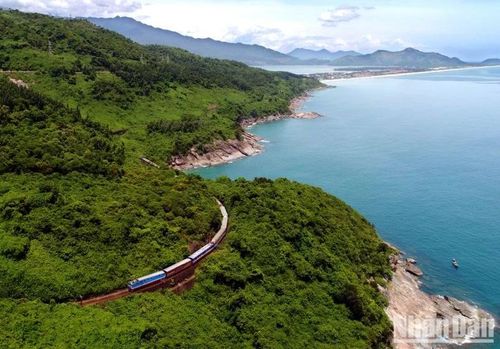 Hằng ngày, Tổng công ty Đường sắt Việt Nam sẽ tổ chức 2 đôi tàu mang số hiệu HĐ1/2 và HĐ3/4 giữa Huế-Đà Nẵng với tên gọi “Kết nối di sản miền trung”.
