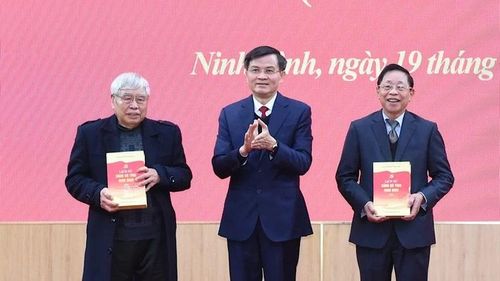 Đồng chí Đoàn Minh Huấn, Ủy viên Trung ương Đảng, Bí thư Tỉnh ủy Ninh Bình trao tặng bộ sách cho các đồng chí nguyên là lãnh đạo tỉnh Ninh Bình. (Ảnh: XUÂN TRƯỜNG)