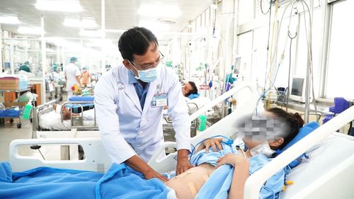 Bác sĩ đang thăm khám cho người bệnh
