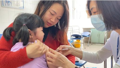 Tiêm vaccine là biện pháp phòng bệnh hữu hiệu cho trẻ. Ảnh: Tạ Nguyên