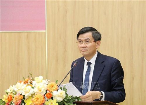 Đồng chí Đoàn Minh Huấn, Ủy viên Trung ương Đảng, Bí thư Tỉnh ủy Ninh Bình phát biểu tại buổi hội đàm.