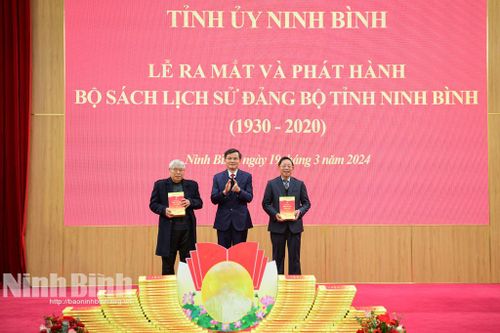 Đồng chí Đoàn Minh Huấn, Ủy viên Trung ương Đảng, Bí thư Tỉnh ủy tặng bộ sách cho các đồng chí nguyên Thường trực Tỉnh ủy.