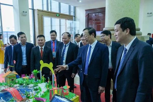 Các đại biểu tham quan mô hình dự thi tại lễ khai mạc.