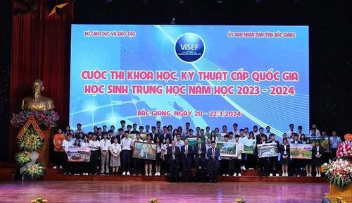 Đại diện các đội dự thi ra mắt tại Lễ khai mạc.