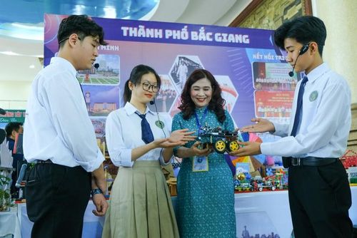 Cô trò thăm quan gian trưng bày của thành phố Bắc Giang.