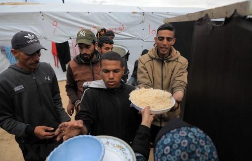 Người dân nhận thực phẩm cứu trợ tại thành phố Rafah, Dải Gaza ngày 18/3/2024. (Ảnh: THX/TTXVN)
