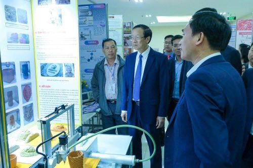 Các đại biểu tham quan gian trưng bày dự án.