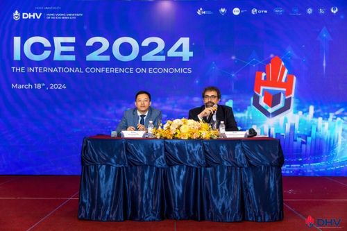 GS. Lê Quốc Hội - Tổng Biên tập ấn phẩm Tạp chí kinh tế phát triển của Đại học kinh tế Quốc dân Hà Nội (bên trái) và GS. Brambilla Carlo Santo - đại diện Đại học Insubria (bên phải hình) làm chủ tọa phiên thảo luận của hội thảo
