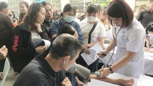 Các y, bác sĩ khám bệnh cho người dân trên địa bàn huyện Yên Bình.